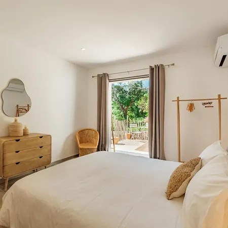 Le Cabanon De Val Bed and Breakfast 3*